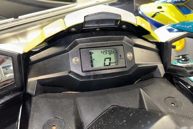 Slide: The Image of 2021 Yamaha WaveRunner VX-C Jetski dashboard displaying 499.6 hours and 0 km/h speed. - 13