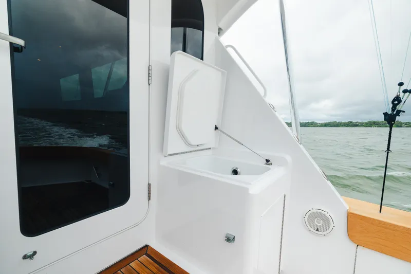 Slide: The Image of 2005 Hatteras Convertible 60 yacht deck with ocean view and fishing equipment. - 32