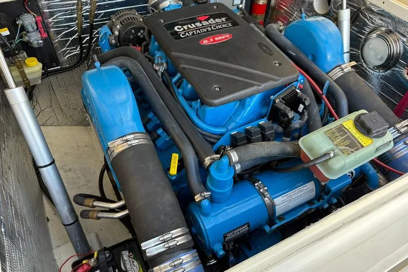 Slide: The Image of Engine of a 2005 Carolina Classic 25 boat, featuring Crusader Captain's Choice. - 4