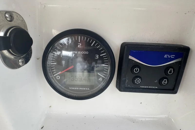 Slide: The Image of Volvo Penta RPM gauge and EVC control panel on 2007 Tartan 3400 boat. - 37