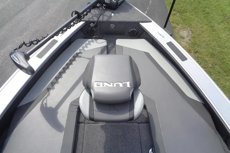 Slide: The Image of 2026 Lund 2075 Pro-V Sport boat interior with seating and trolling motor. - 19
