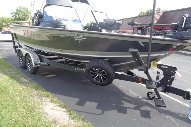 Slide: The Image of 2026 Lund 2075 Pro-V Sport boat on trailer, parked outdoors. - 7