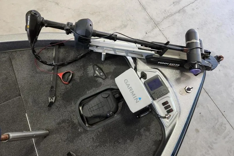 Slide: The Image of 2007 Ranger 188VS Intracoastal boat deck with Minn Kota trolling motor and Garmin device. - 8