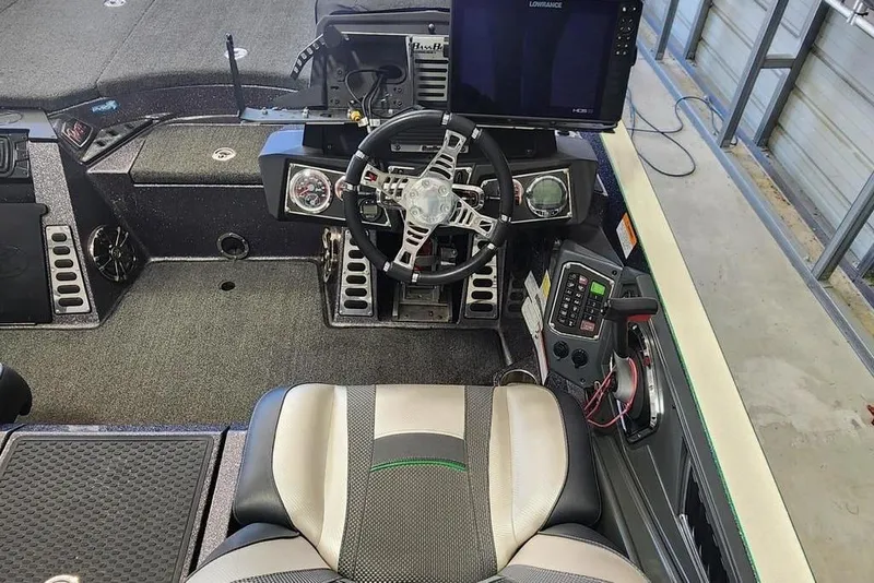 Slide: The Image of 2020 Ranger Z520L boat cockpit with steering wheel, control panel, and navigation screen. - 6