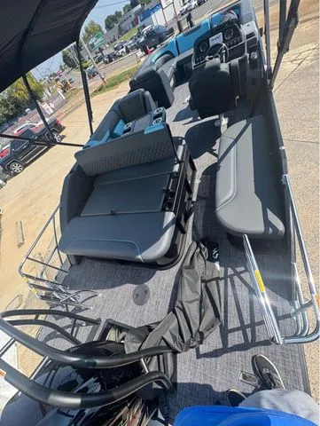 Slide: The Image of Godfrey Sweetwater 2286 SFL - Yamaha 250 SHO 2026 - 3