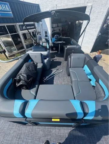 Slide: The Image of Godfrey Sweetwater 2286 SFL - Yamaha 250 SHO 2026 - 4