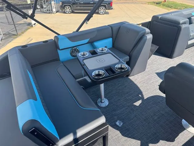 Slide: The Image of Godfrey Sweetwater 2286 SFL - Yamaha 250 SHO 2026 - 9