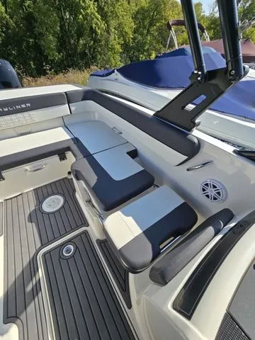 Slide: The Image of Bayliner VR6 Bowrider 2021 - 10