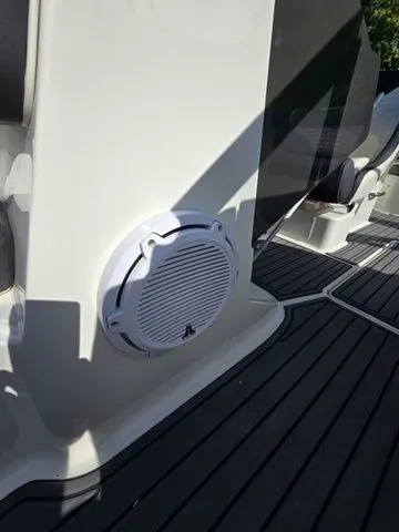 Slide: The Image of Bayliner VR6 Bowrider 2021 - 16