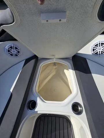 Slide: The Image of Bayliner VR6 Bowrider 2021 - 17