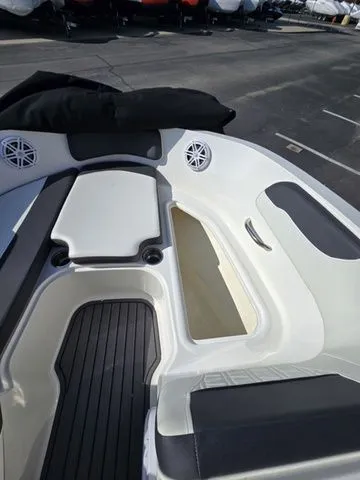 Slide: The Image of Bayliner VR6 Bowrider 2021 - 18