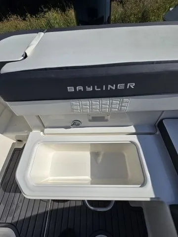 Slide: The Image of Bayliner VR6 Bowrider 2021 - 6