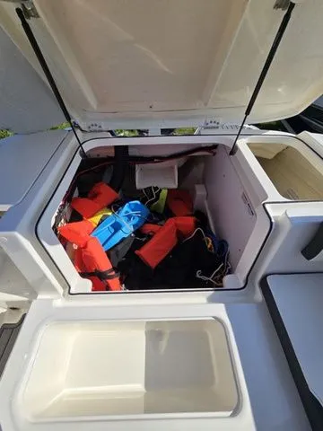 Slide: The Image of Bayliner VR6 Bowrider 2021 - 7