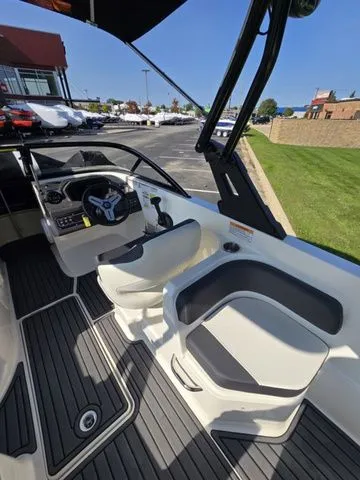 Slide: The Image of Bayliner VR6 Bowrider 2021 - 8