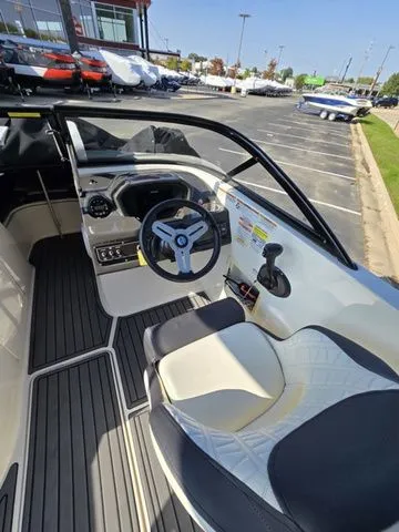 Slide: The Image of Bayliner VR6 Bowrider 2021 - 13