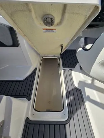 Slide: The Image of Bayliner VR6 Bowrider 2021 - 14