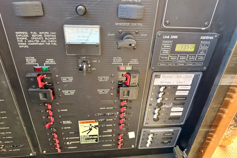 Slide: The Image of Water level monitor panel on 1998 Bayliner 3988 Command Bridge Motoryacht. - 46