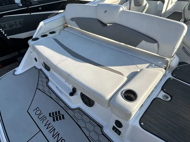 Slide: The Image of Four Winns HD3 2021 - 12