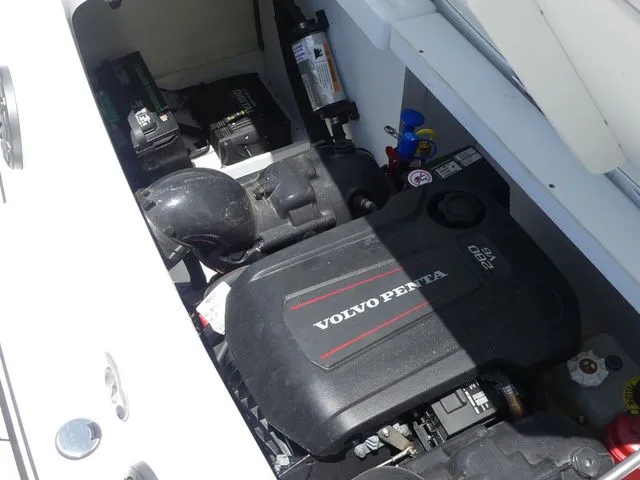 Slide: The Image of Volvo Penta engine in 2021 Four Winns HD3 boat. - 39