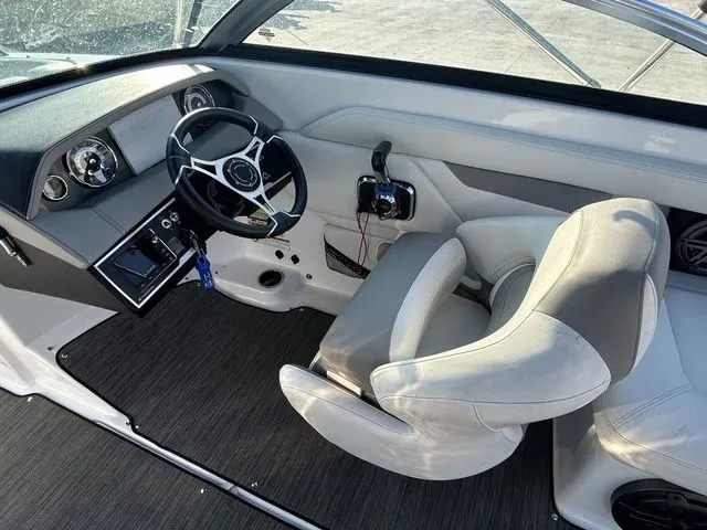 Slide: The Image of Four Winns HD3 2021 - 6