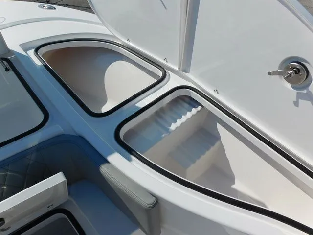 Slide: The Image of Blazer Bay 2700 Hybrid 2026 - 25