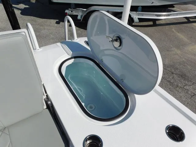 Slide: The Image of Blazer Bay 2700 Hybrid 2026 - 40