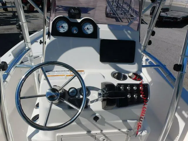 Slide: The Image of NauticStar 195 Bay 2021 - 9