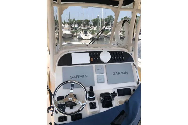 Slide: The Image of Open livewell on 2020 Grady-White Canyon 306 boat with net inside. - 22