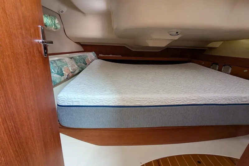 Slide: The Image of Large Aft Cabin Berth - 7