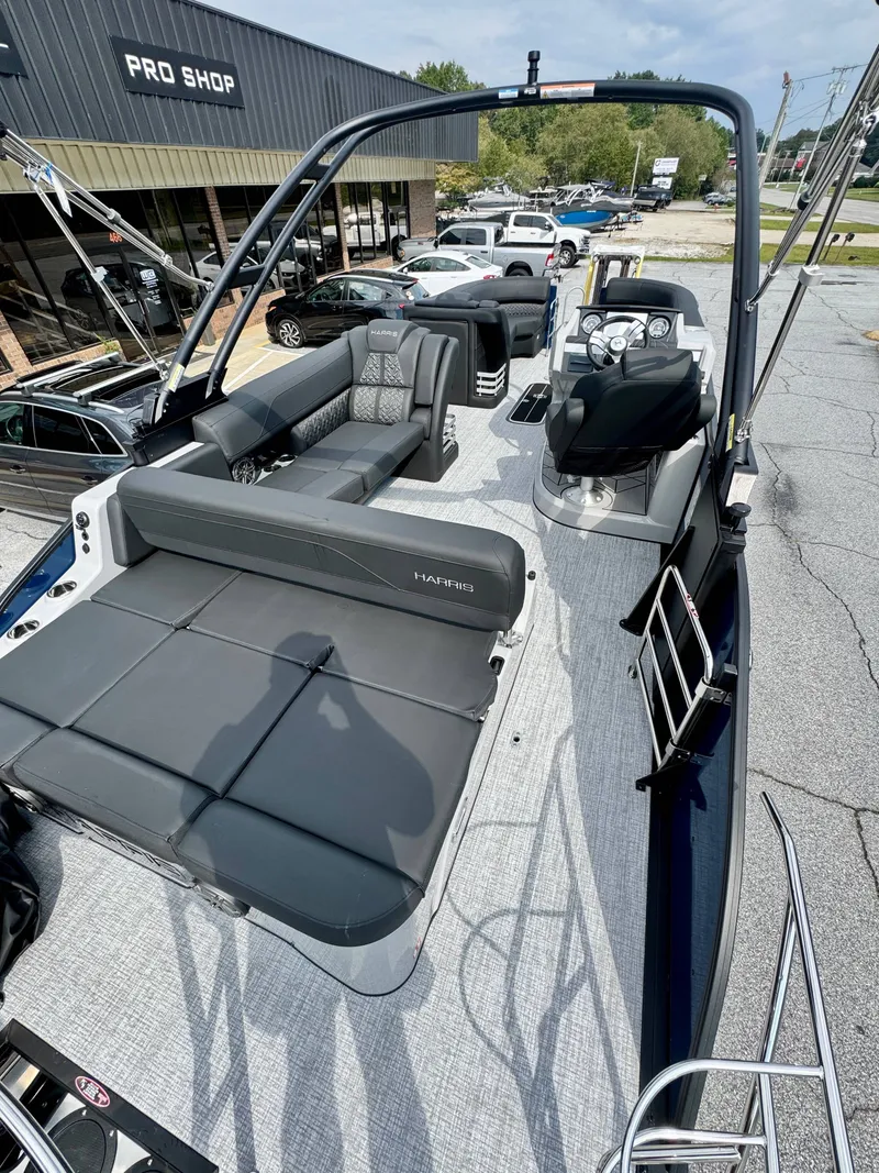 Slide: The Image of Harris Grand Mariner 250 2026 - 11