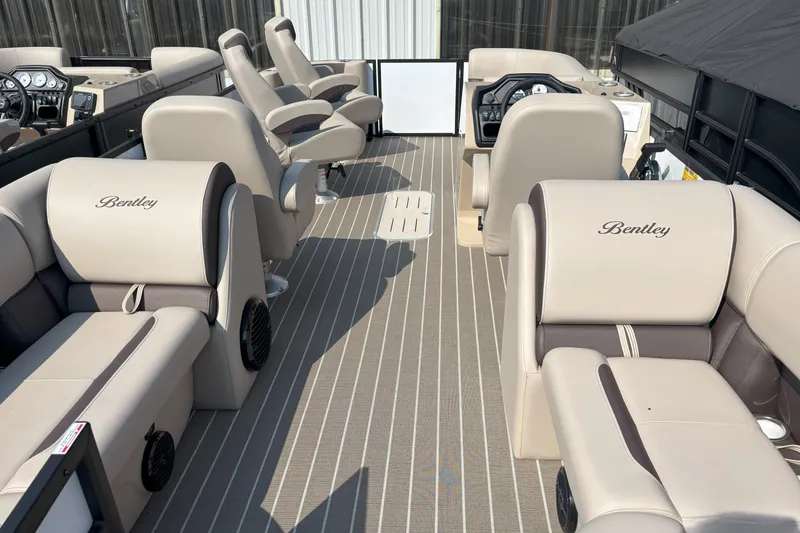 The Image of Bentley Pontoons Legacy 223 DL Navigator 2026 - 1