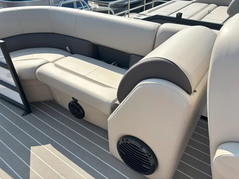 Slide: The Image of Bentley Pontoons Legacy 223 DL Navigator 2026 - 10