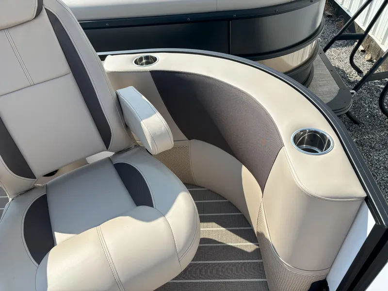 Slide: The Image of Bentley Pontoons Legacy 223 DL Navigator 2026 - 19