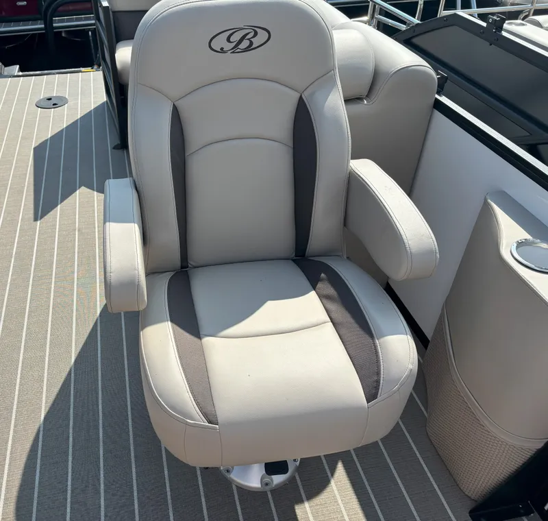 Slide: The Image of Bentley Pontoons Legacy 223 DL Navigator 2026 - 8
