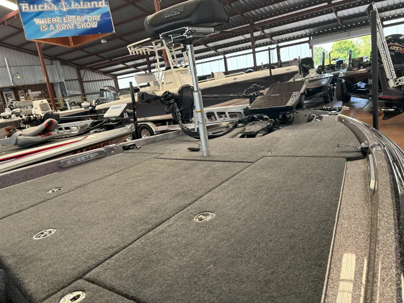 Slide: The Image of Skeeter FXR20 Limited 2025 - 16