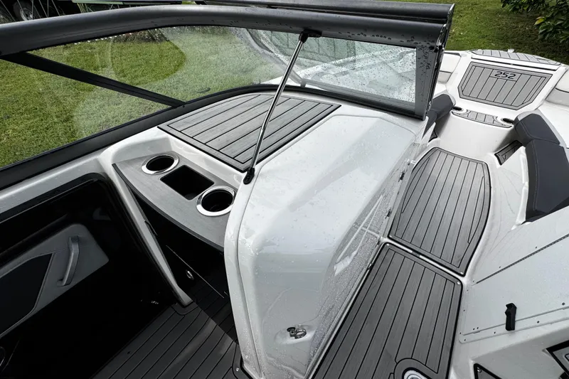Slide: The Image of 2022 Yamaha Boats 252SE interior with sleek design and cup holders. - 16
