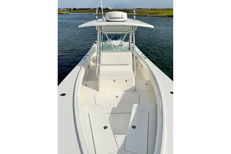 Slide: The Image of 2006 Regulator 32 Forward Seating boat on water, featuring Garmin equipment. - 16