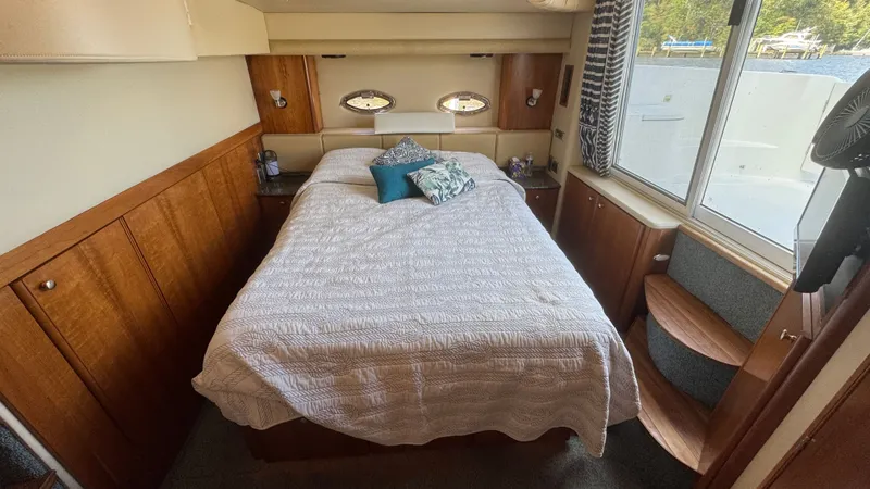 Slide: The Image of 2004 Meridian 459 Aft Primary Stateroom - 30