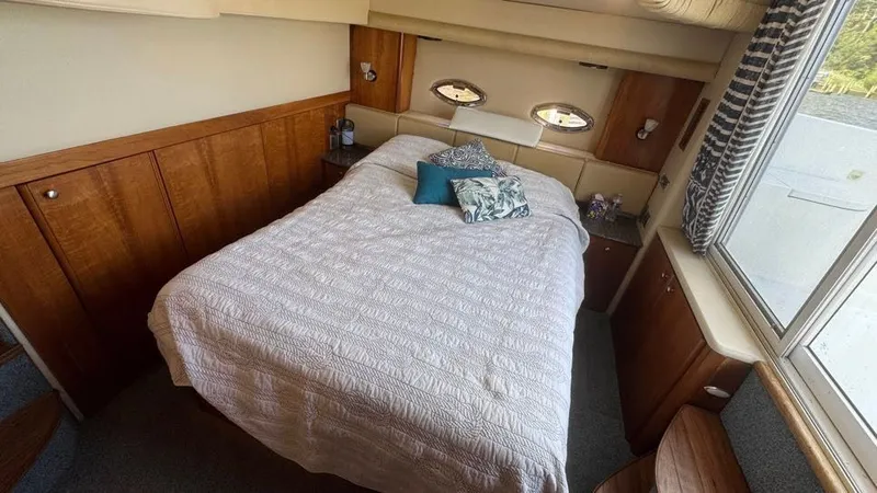 Slide: The Image of 2004 Meridian 459 Aft Primary Stateroom - 31