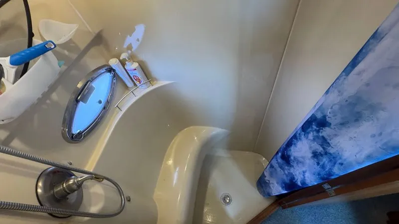 Slide: The Image of 2004 Meridian 459 Aft Primary Stateroom Ensuite Head - 35