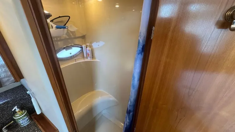 Slide: The Image of 2004 Meridian 459 Aft Primary Stateroom Ensuite Head - 36