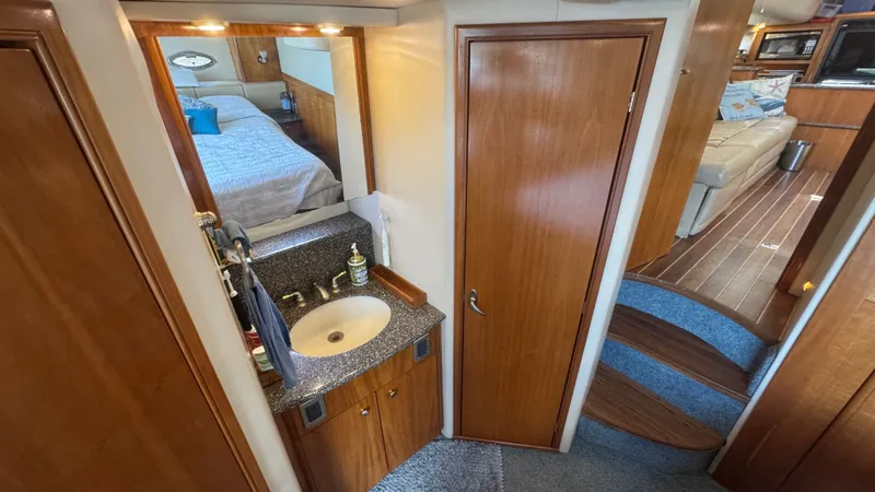 Slide: The Image of 2004 Meridian 459 Aft Primary Stateroom Vanity - 37