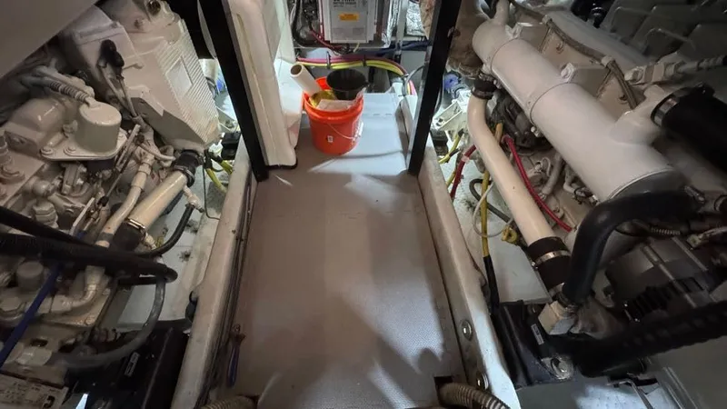 Slide: The Image of 2004 Meridian 459 Engine Room - 39