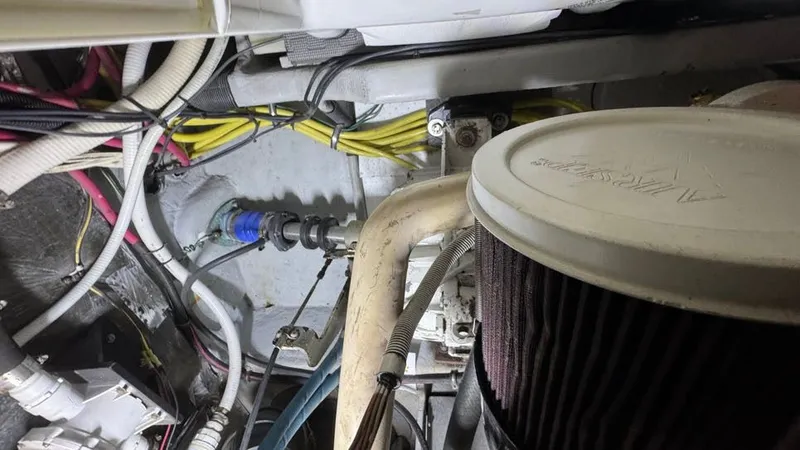 Slide: The Image of 2004 Meridian 459 Engine Room - 40