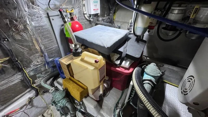 Slide: The Image of 2004 Meridian 459 Engine Room - 42