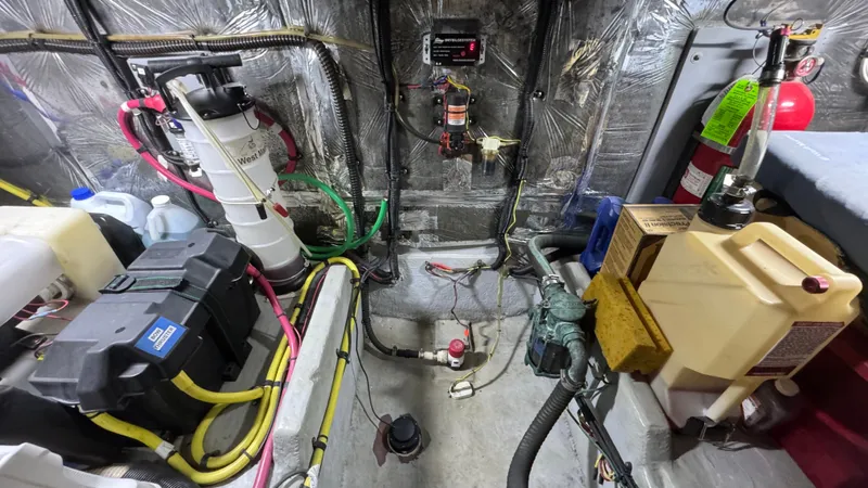 Slide: The Image of 2004 Meridian 459 Engine Room - 43