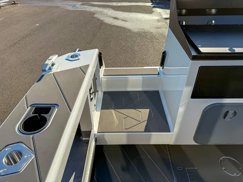 Slide: The Image of Stabi-Craft 2750 Ultra Centrecab 2026 - 22