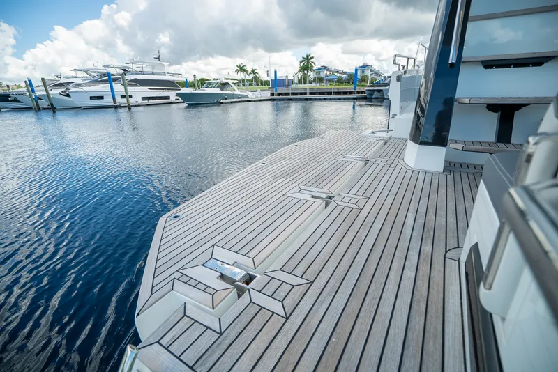 Slide: The Image of Galeon 400 FLY 2022 - 11