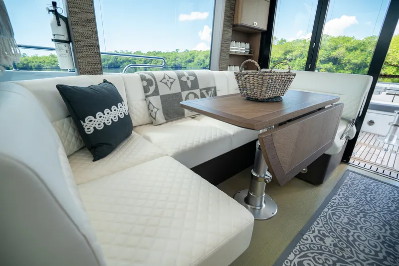 Slide: The Image of Galeon 400 FLY 2022 - 15