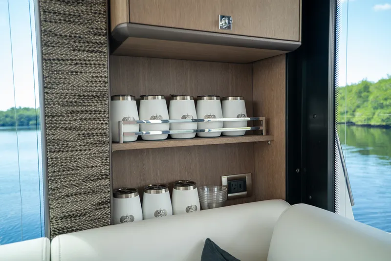 Slide: The Image of Galeon 400 FLY 2022 - 17